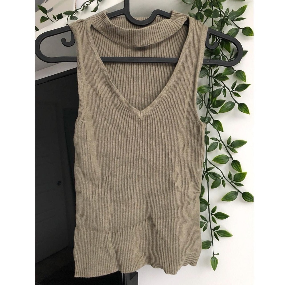4/$20 🧡 Cut out V neck sleeve-less top